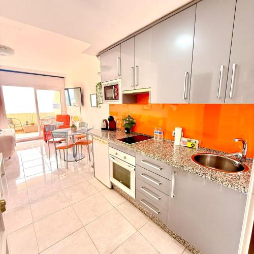 Spacious Studio in Benalbeach with sea views