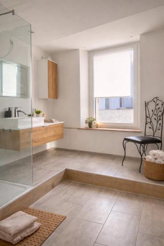 a bathroom with a shower and a sink at Ferienwohnung 125 qm für 6 Gäste im Zentrum Heinsberg in Heinsberg