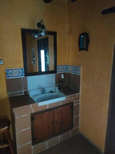a bathroom with a sink and a mirror at Casa Rural El Ensueño in Caneto