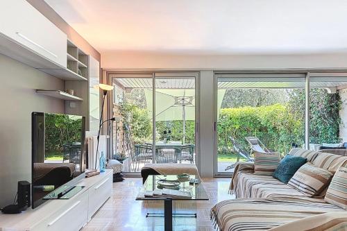 Private Garden Pool & Tennis 15 min walk to Antibes Center