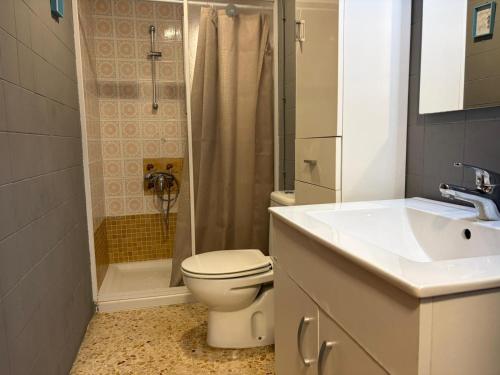 a bathroom with a toilet and a sink and a shower at Wimpy Solo Familias Serviplaya in Playa de Xeraco