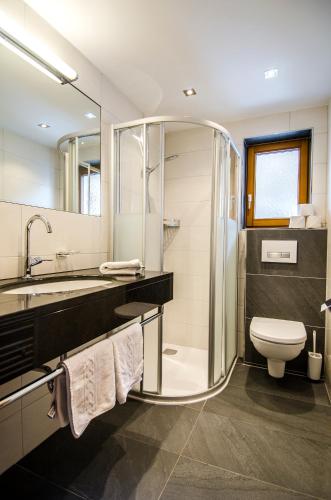 ein Badezimmer mit Dusche, Toilette und Waschbecken in der Unterkunft Apart Bergblick in Ischgl