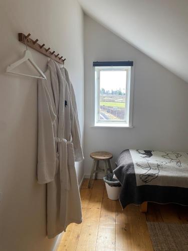 a bedroom with a bed and a window at Pensionat på hästgård in Alunda