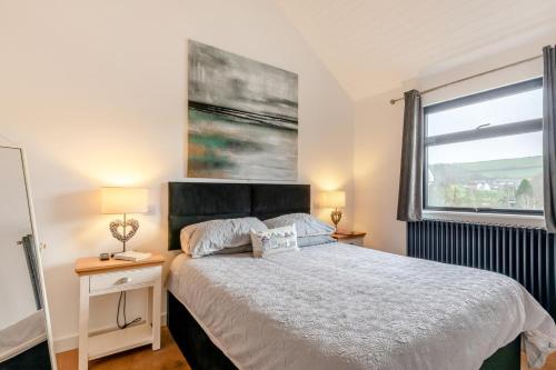 a bedroom with a large bed and a window at 1 Bed in Croyde oc-forda in Croyde