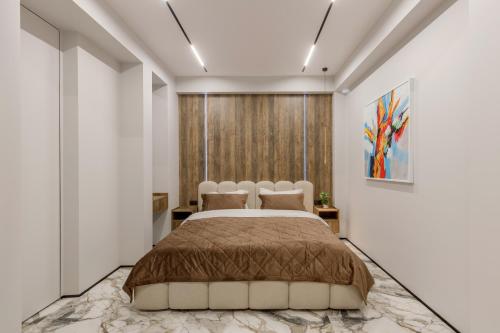 a bedroom with a bed and a painting on the wall at Renest Chicago Vinyl Lounge in Chişinău