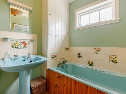 a bathroom with a sink and a bath tub at 6 Bed in Dunkeld oc-ca145 in Riechip