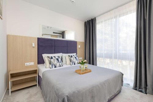 Klimatyzowany Apartament z Parkingiem i Spa Blisko Plaży by Noclegi Renters
