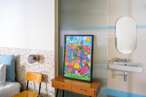a painting on a table next to a sink in a room at Majordoms Retrocentric in Banyoles