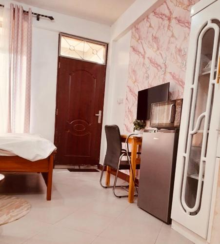 Кухня или мини-кухня в Beach Studio Apartment
