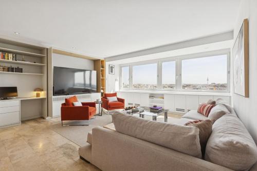 2-Bed Apartment with Views of Plaza de Colón