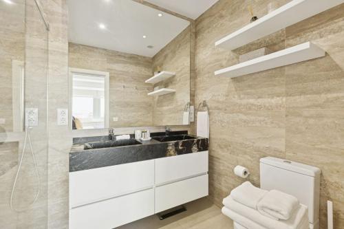 2-Bed Apartment with Views of Plaza de Colón