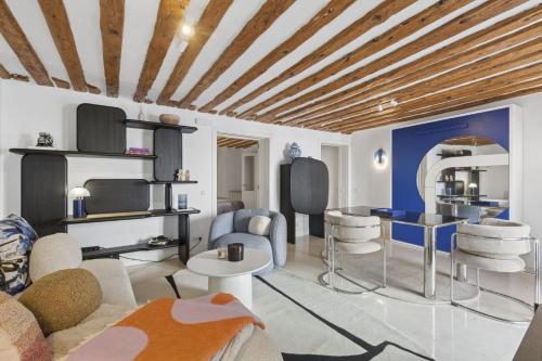 Stylish Retreat by Plaza Santa Ana