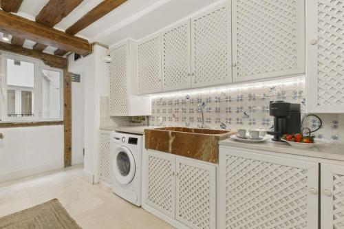 Stylish Retreat by Plaza Santa Ana