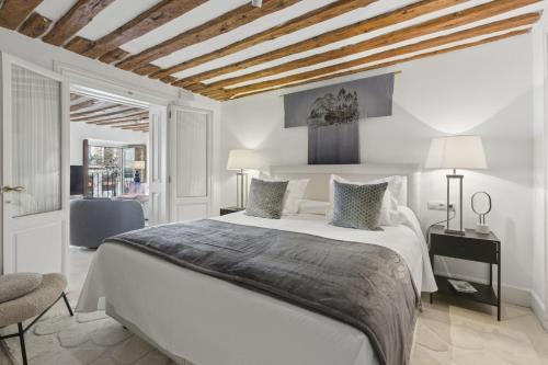 Stylish Retreat by Plaza Santa Ana