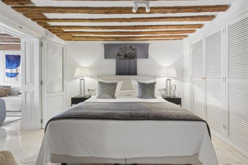 Stylish Retreat by Plaza Santa Ana