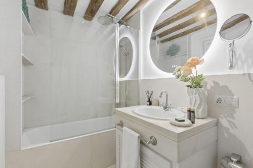 Stylish Retreat by Plaza Santa Ana