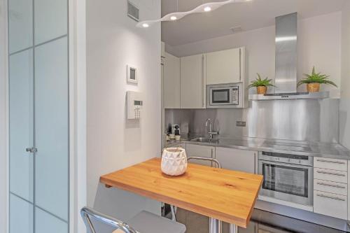 Cozy Apartment for 2 on Exclusive Street Madrid