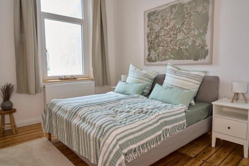 a small bedroom with a bed and a window at Ferienwohnung Villa Else in Bad Neuenahr-Ahrweiler