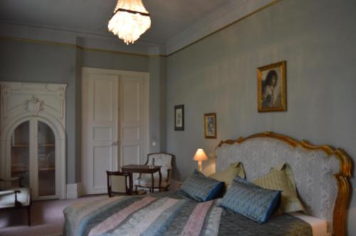 เตียงในห้องที่ Château Mesny