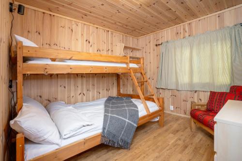 a bedroom with two bunk beds in a cabin at Rundetjødn 20 in Hol