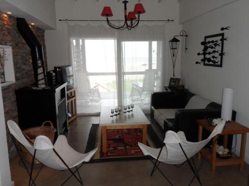 瑪斯阿祖爾的住宿－Chacras del Mar，客厅配有白色椅子和沙发