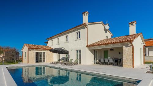 Beautiful villa Jurasi with outdoor pool in Tinjan