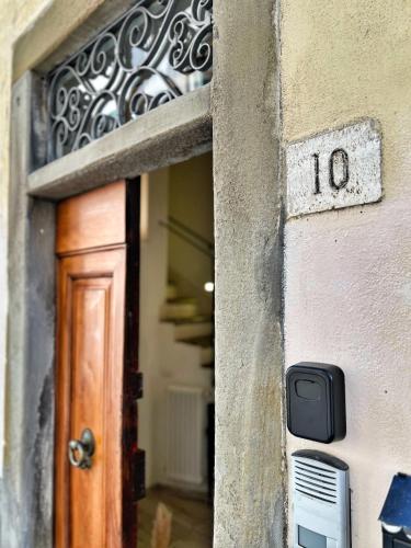 a door to a building with the number on it at Tolletta 10 e Lode in Arezzo