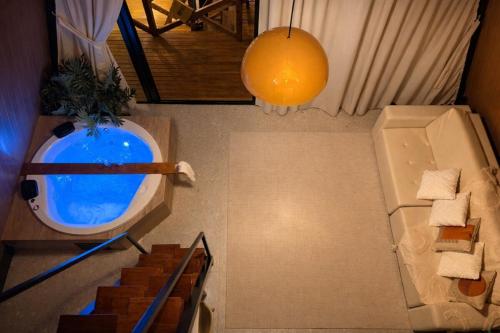 an overhead view of a bathroom with a bath tub at Cabana Escandinávia Praia de Fora in Palhoça