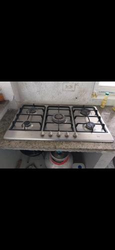 a stove top sitting on top of a counter at Boca de viento Chica in Chicá