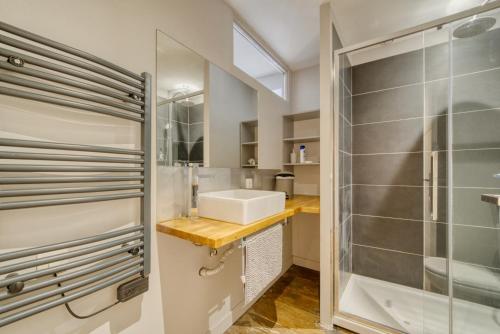 a bathroom with a sink and a shower at La maisonnette - 4 pers - Centre ville - télétravail in Angoulême