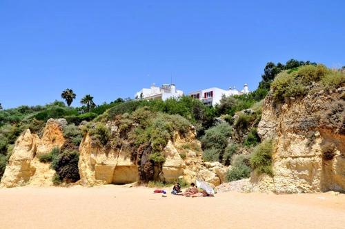 Beachfront Villa - Private Beach Access - Walk Everywhere without car - pool & jacuzzi