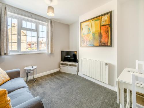 a living room with a couch and a tv at Buttercup Apartment - Uk42382 in Bridlington