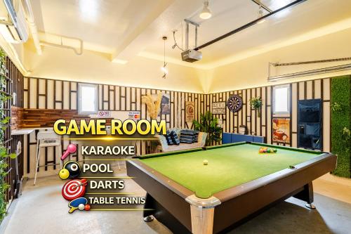 a room with a pool table and a game room karaoke room darts table at カラオケ ビリヤード 卓球 ダーツ バーベキュー 4寝室8ベッド16名可 読谷村 沖縄中部 in Yomitan