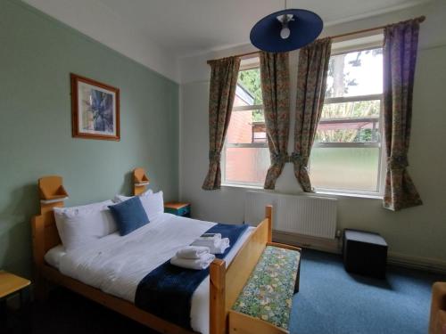 ein Schlafzimmer mit einem Bett und einem Fenster in der Unterkunft Kington Accommodation in Kington