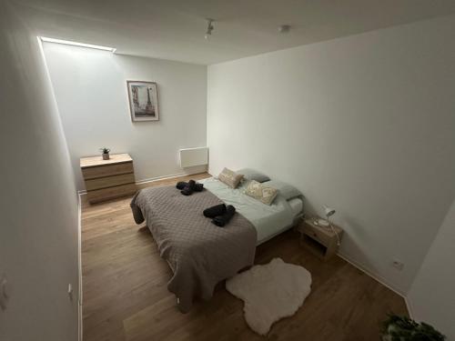 a small bedroom with a bed and a night stand at 2 chambres pour 6 pers proche plage et cap gris nez in Calais