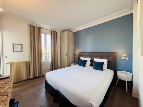 Llit o llits en una habitació de Hôtel L'Amiral