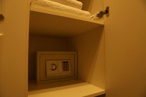 un piccolo armadietto in bagno con un asciugamano di Munir’s residence a Il Cairo