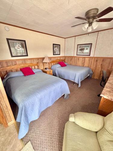 a bedroom with two beds and a ceiling fan at Starlite Motel in Seneca