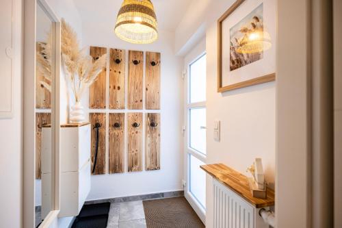 a hallway with wood paneling and a window at Gemütliches & ruhiges Apartment mit Terrasse, Garten & privatem Stellplatz in Dresden