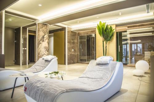 two beds in a large room with at Hotel Villa Pascucci in Durrës