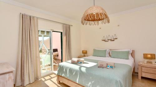 Villa Cypress Vilamoura, 3Bed Villa with Terrace and Pool Access