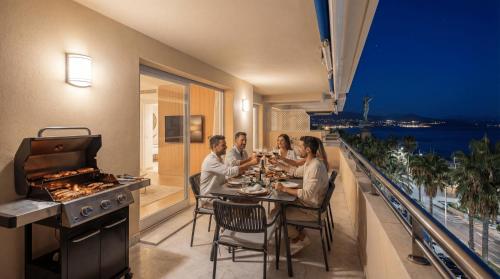 VACATION MARBELLA I Puerto Banus Sea Front, Best Sea View, NEW Decoration, BBQ, 24-7 Security, Pool