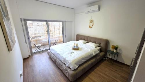 Foto Steps to Beach - Modern Central Apt with 1GB Wi-Fi 2
