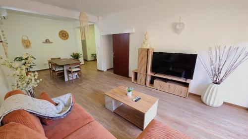 Foto Steps to Beach - Modern Central Apt with 1GB Wi-Fi 5