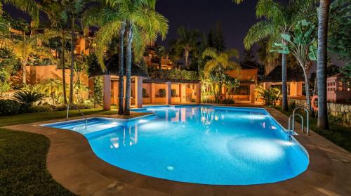 VACATION MARBELLA - Villa Federer, Cine Room, BBQ, NEW Decoration, Garage, Old Town Location, Big Communal Pool, Andalusian Garden, Walking to the Beach