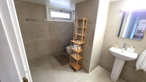 Foto Steps to Beach - Modern Central Apt with 1GB Wi-Fi 3