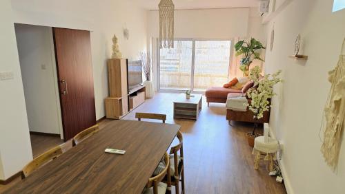 Foto Steps to Beach - Modern Central Apt with 1GB Wi-Fi 4