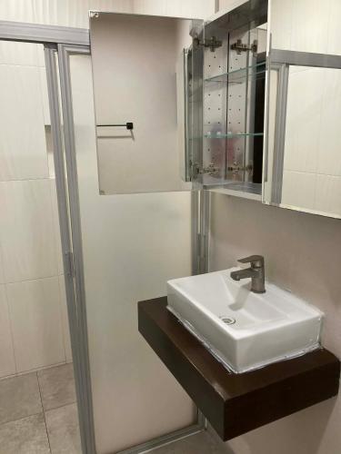 a bathroom with a white sink and a mirror at Departamentos frente a Chedraui in Tuxtla Gutiérrez