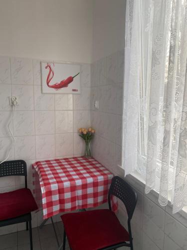Przytulne mieszkanie na spokojny nocleg w pobliżu metra Kondratowicza, 22 minuty metrem do Stadionu Narodowego, samodzielne zameldowanie ,wystawiamy faktury dla firmy KSeF