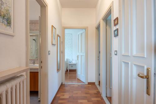 a hallway with a door leading to a bathroom at Villa Panorama in Bardolino